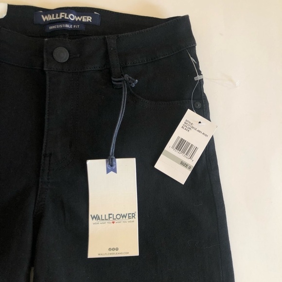 Wallflower High Rise The Irresistible Fit Midi Rolled Black Shorts Size 0/24 - Picture 3 of 10